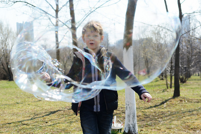 Мыльные пузыри на субботнике в Раменском парке