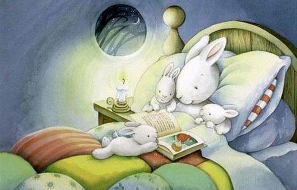 Кролики с мамой крольчихой читают книжки перед сном