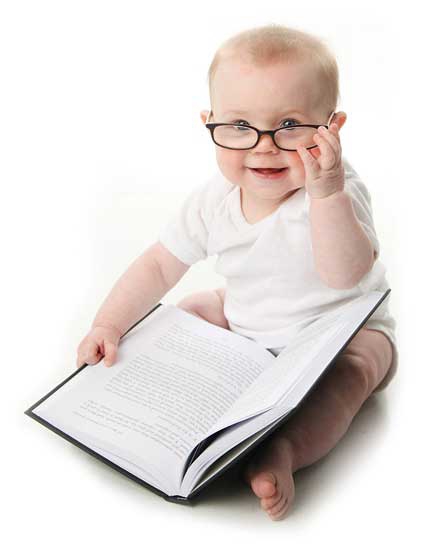 Младенец вундеркинд читает книгу