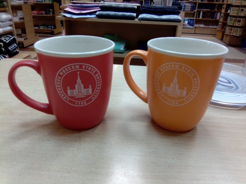 Кружка с символикой МГУ, красная с белым ободком, керамика