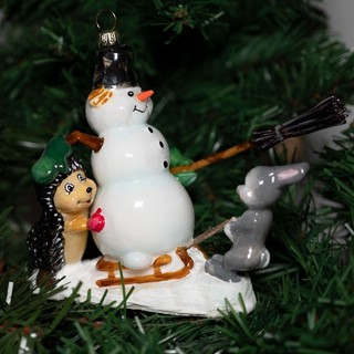 Елочная игрушка 'Снеговик с зайцем и ёжиком', стекло, Komozja