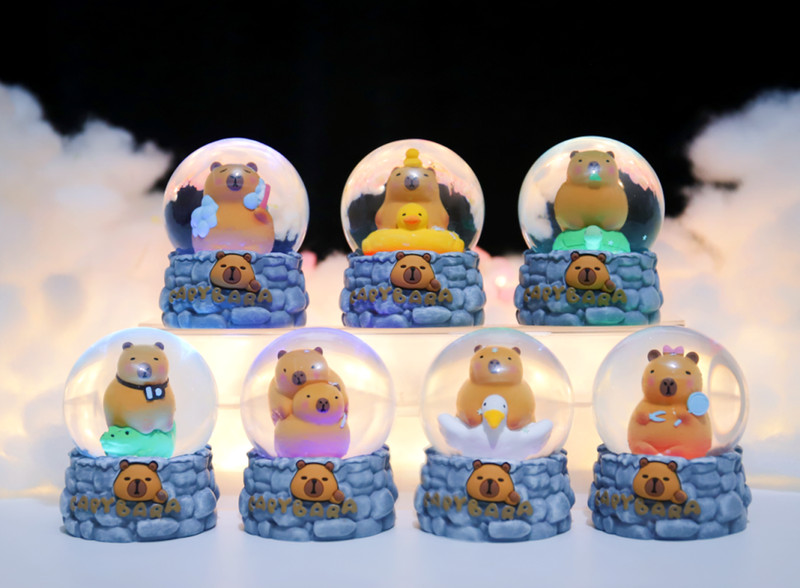 Хрустальный шар-сюрприз 'Capybara life' 10 см, в ассортименте. Цена за 1 шт