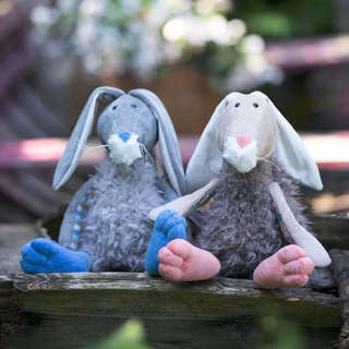 Зайка в меховом костюме с вязанными деталями, 27 см, Relana, бежевый 7