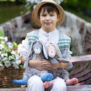 Зайка в меховом костюме с вязанными деталями, 27 см, Relana, бежевый 6