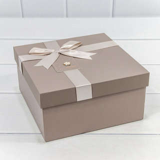 Коробка квадратная с бантом и цветочком, 17х17х8 см, серый