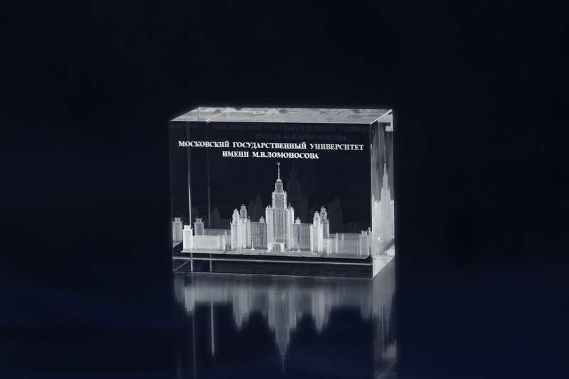 Куб стеклянный с лазерной гравировкой здания МГУ имени М.В. Ломоносова в подарочной упаковке, малый