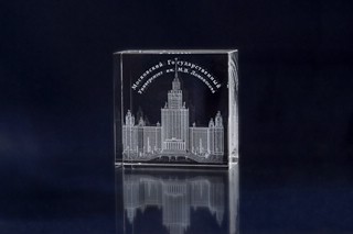 Куб стеклянный с лазерной гравировкой здания МГУ имени М.В. Ломоносова в подарочной упаковке, большой