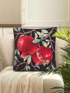 Наволочка декоративная 'Гранат' (темный фон) 45х45 см, гобелен, Le Gobelin 2
