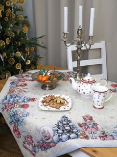 Скатерть 'Щелкунчики' (розовый фон) 100х100 см, гобелен, Le Gobelin 5