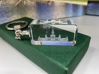 Брелок стеклянный с лазерной гравировкой МГУ имени М.В. Ломон...