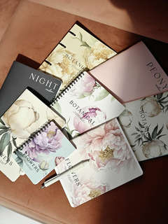 Маленький блокнот для записей на спирали beSmart 'Peony', А6 на 100 листов в клетку, твердая обложка 9