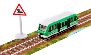 Пригородный поезд с дорожным знаком и лентой-дорогой 3