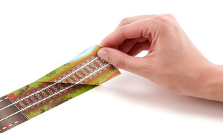 Пригородный поезд с дорожным знаком и лентой-дорогой 4