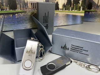 Флэшка-брелок в подарочной упаковке с логотипом МГУ имени М.В. Ломоносова, цвет фиолетовый 2