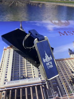 Брелок с логотипом МГУ имени М.В.Ломоносова в подарочной коробочке, цвет синий