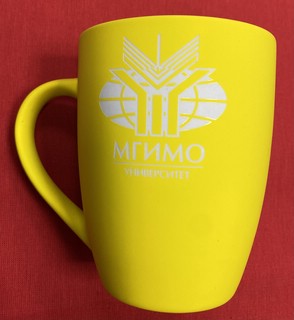 Кружка с покрытием софт-тач с гравировкой логотипа МГИМО, цвет желтый