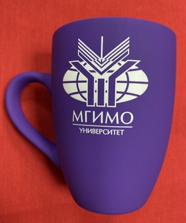 Кружка с покрытием софт-тач с гравировкой логотипа МГИМО, цвет фиолетовый