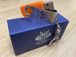 Флэшка-брелок в подарочной упаковке с логотипом МГИМО, цвет оранжевый