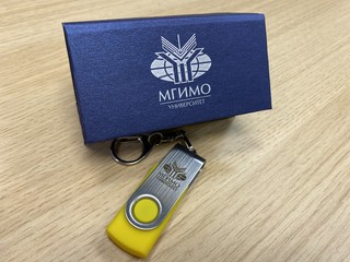 Флэшка-брелок в подарочной упаковке с логотипом МГИМО, цвет жёлтый