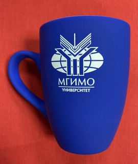 Кружка с покрытием софт-тач с гравировкой логотипа МГИМО, цвет синий