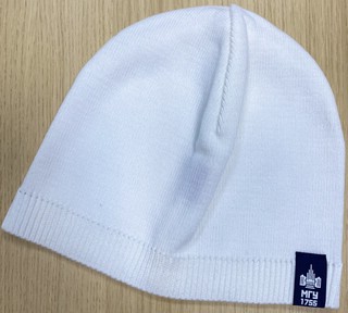 Шапка с логотипом МГУ имени М.В. Ломоносова на шевроне, белая