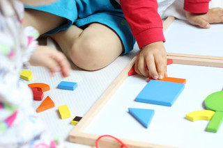 Магнитная доска Djeco 'Геоформ' с набором магнитных фигур 5