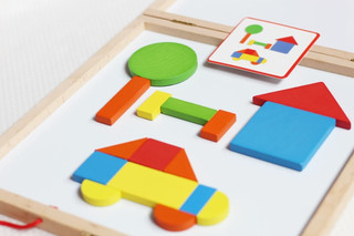 Магнитная доска Djeco 'Геоформ' с набором магнитных фигур 6