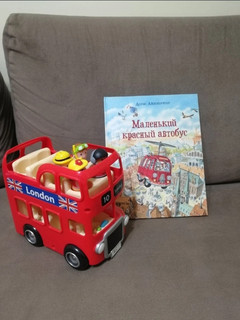 Маленький красный автобус
