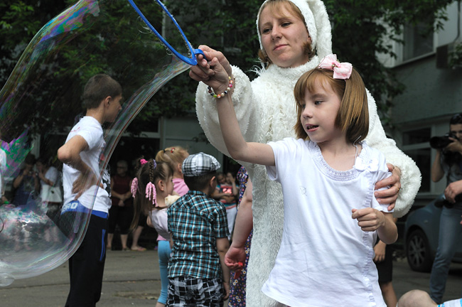 Белый Кролик с девочкой выдувают огромные мыльные пузыри РДКБ 1 июня