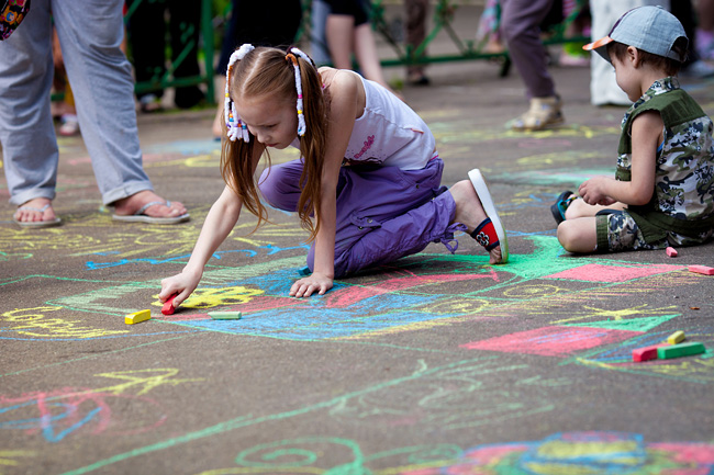 Дети рисуют мелками РДКБ 1 июня
