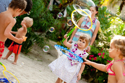 И конечно же, лето - лучшее время для запуска мыльных пузырей!
