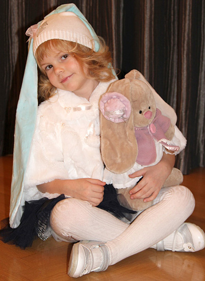 Маша зайка на конкурсе новогодних костюмов Белый Кролик