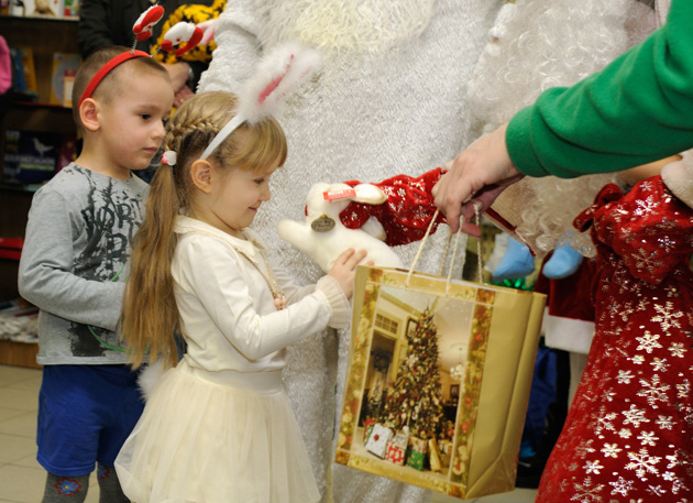 Дед Мороз вручает подарки зайчикам