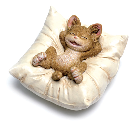 Кот спит на подушке сувенир