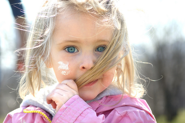 Девочка цветочек на субботнике в Раменском парке