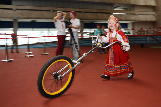 Русская красавица с модным рулём на Играх Победителей