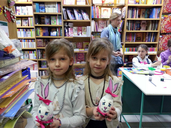 Девочки близняшки смастерили пасхальные сувениры