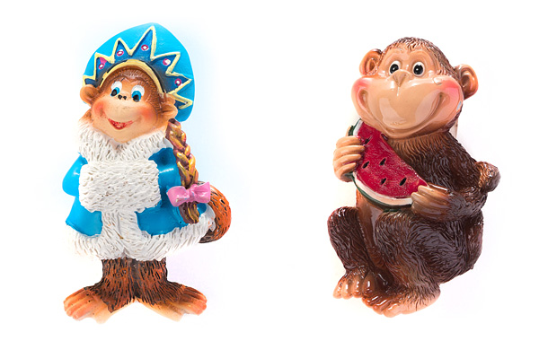 Новогодний сувенир: обезьянки - магнитики на холодильник