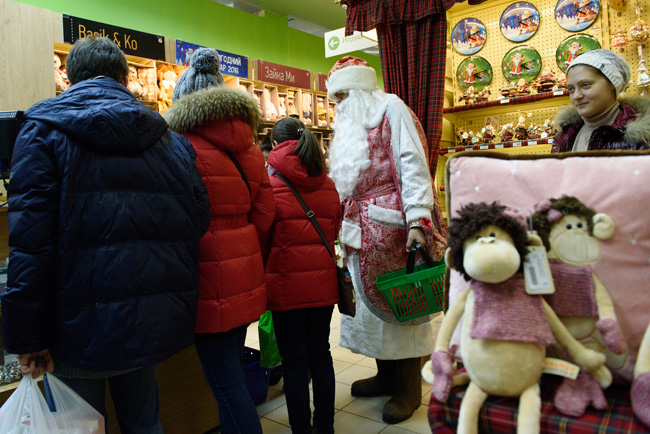 Дед Мороз стоит в очереди на кассу в магазине Белый Кролик