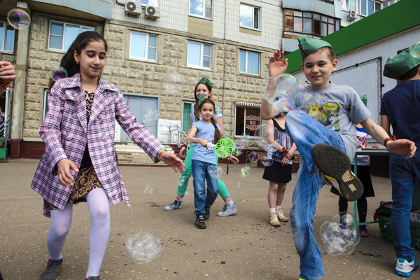 Лови мыльный пузырь на нос или коленку!