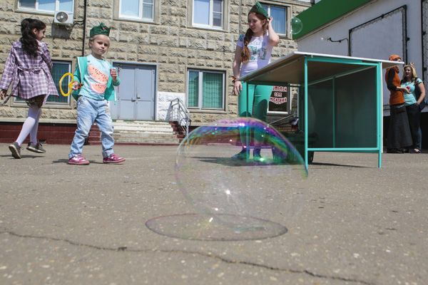 Гигантские мыльные пузыри - это очень красиво!