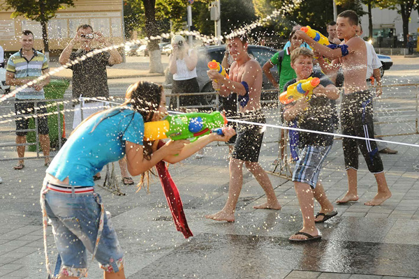 Играем в водный пейнтбол! Как? Водяными пистолетами :)