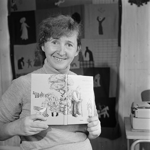 Детская писательница Анна-Катарина Вестли со своей книгой