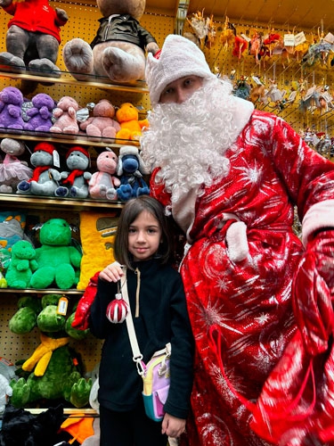 Девочка и Дед Мороз в Белом Кролике