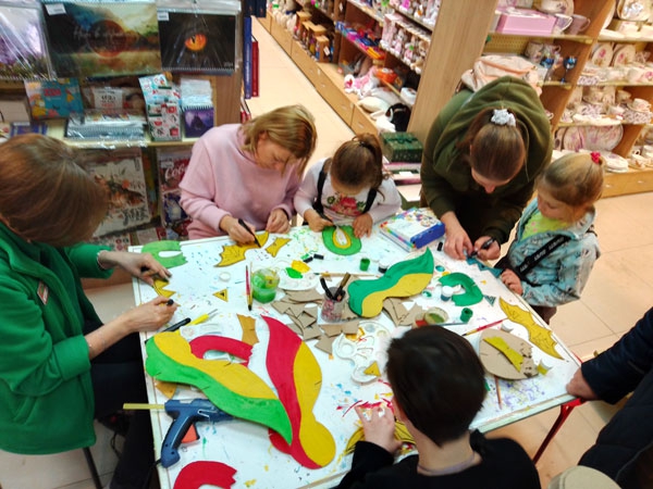 Дети на предновогоднем мастер-классе в Белом Кролике