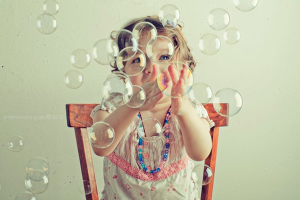 Девочка и мыльные пузыри