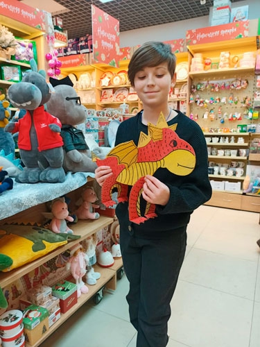 Мальчик сам сделал себе Дракона :)