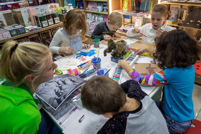 Первобытная живопись на бумаге, детский мастер-класс в Строгино, Белый Кролик