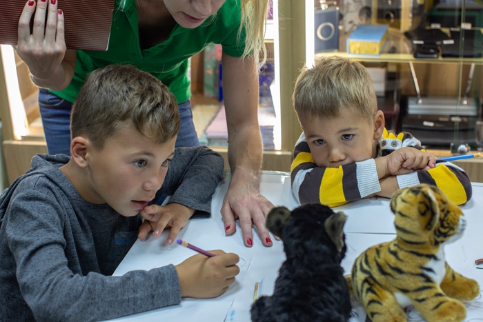 Пещерные тигры - отличная модель для наскальной живописи! Детский мастер-класс в Строгино, Белый Кролик