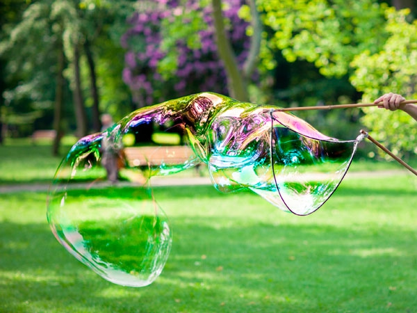 Огромный мыльный пузырь